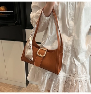 Sac baguette marron effet crocodile avec boucle dorée et foulard en soie sur la anse