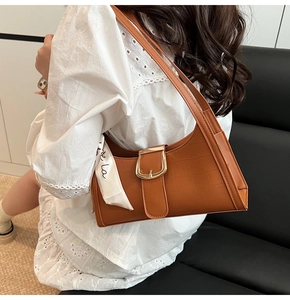 Sac porté épaule marron à motif crocodile avec boucle dorée et ruban blanc décoratif