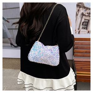 Détail de paillettes laser sur petit sac bandoulière avec fine bandoulière dorée