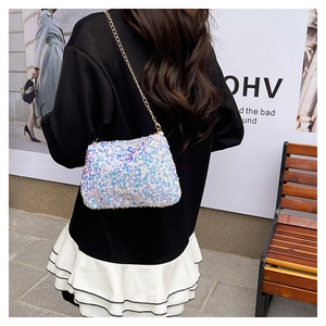 Vue détaillée du sac à bandoulière en paillettes colorées porté par un mannequin