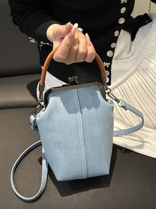 Sac médecin rétro en denim bleu clair avec poignée marron et fermoir métallique classique