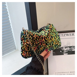Détail de paillettes colorées sur sac à chaîne avec effet de texture écaille irisée