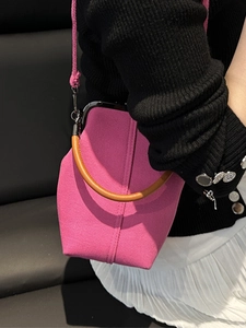 Sac à main magenta rétro en denim avec poignée marron et fermoir métallique argenté