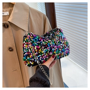 Vue détaillée des paillettes multicolores sur la pochette avec bandoulière chaîne