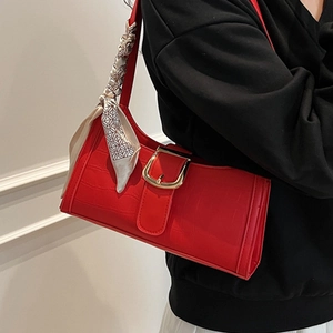 Sac Sous le Bras pour Femmes en Cuir PU Gaufré Crocodile Sac à Épaule Baguette Mode Avec Écharpe Imprimée et Boucle Dorée