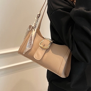 Sac baguette beige à motif crocodile avec foulard en soie et boucle dorée élégante