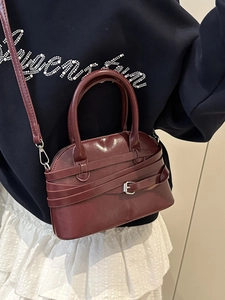 Borsa a tracolla alla moda in pelle bordeaux per donna con fibbie a cinturino a strati