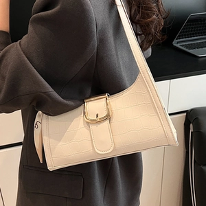 Sac à épaule crème motif crocodile avec boucle dorée et foulard en soie décoratif