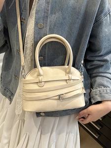 Borsa a tracolla minimalista color crema con cinturini decorativi e fibbie in argento