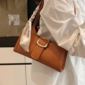 Sac baguette caramel avec texture crocodile et foulard en soie décoratif élégant