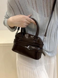 Borsa a tracolla vintage marrone da donna con cinturino e dettagli in fibbia metallica