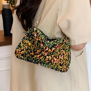 Sac à bandoulière à paillettes multicolores avec chaîne dorée porté par un mannequin