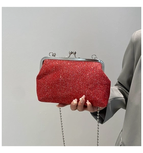 Pochette de soirée coquillage rouge scintillante avec fermoir et chaîne argentés