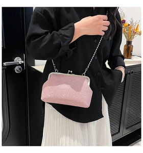 Détail du sac à paillettes roses avec fermoir baisemain argenté et bandoulière chaîne
