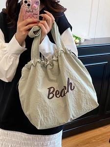 Borsa tote impermeabile in tela verde salvia con stampa Beach e chiusura a cordoncino