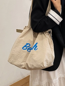 Borsa tote beige impermeabile con coulisse, stampa Beh blu e tracolla regolabile