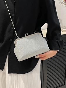 Sac pochette argenté à paillettes avec bandoulière chaîne et fermoir baiser chic