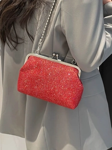 Sac coquillage chic à paillettes rouges avec fermoir baiser argenté et chaîne élégante
