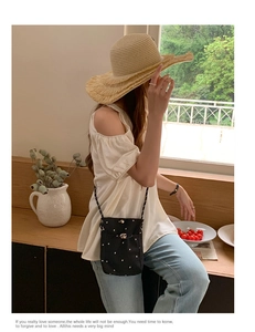 Détail du sac nuage noir avec rivets argentés et fermoir en métal en mode de vie