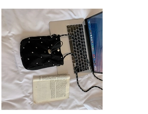Détail du sac nuage plissé à fleurs noires avec cordon et bandoulière tissée