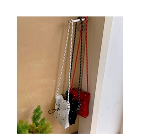 Détails des sacs nuages en toile rouge, noir et blanc avec des motifs à pois élégants