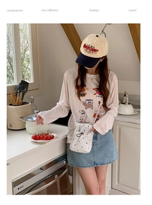 Femme avec t-shirt imprimé chien, jupe en jean et mini sac à bandoulière à pois
