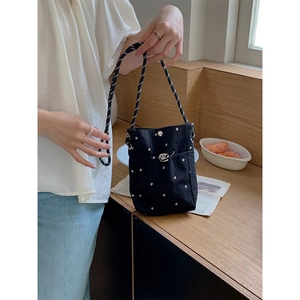 Mini sac seau noir chic à motif floral avec bandoulière en corde tressée pour femmes