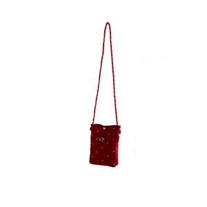 Mini sac bandoulière rouge avec broderies de fleurs blanches et fermoir en métal