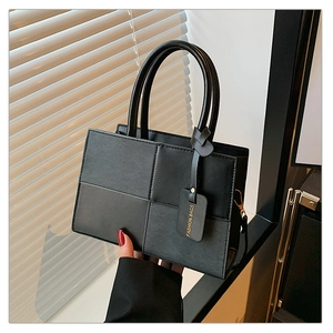 Détail du sac carré noir avec motif tissé et étiquette suspendue Fashion Bags