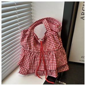 Détail du sac cabas à carreaux rouges et blancs avec volant et fermeture à cordon