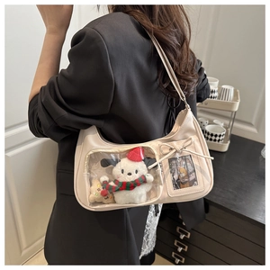 Détail du sac à bandoulière en cuir crème avec fenêtre transparente et peluche à l'intérieur
