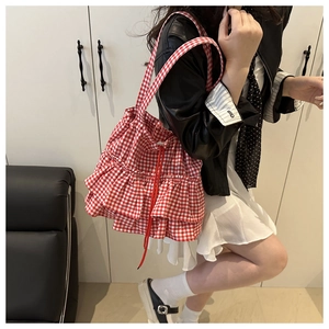 Détail du sac cabas à carreaux vichy rouge et blanc avec volants et fermeture à cordon