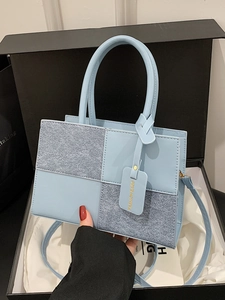 Sac à main carré bleu clair en patchwork avec texture pailletée et double poignée