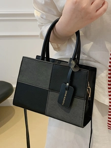Sac fourre-tout carré minimaliste avec design patchwork gris et noir et détails dorés