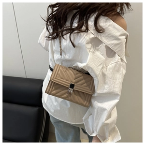 Vue mannequin du sac bandoulière marron clair avec matelassage chevron et chaîne métal