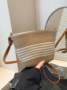 Sac seau bicolore en paille tressée avec bandoulière réglable en cuir marron