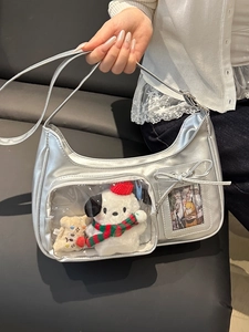 Sac Ita en cuir PU argenté avec fenêtres PVC et breloques en peluche sur fond gris