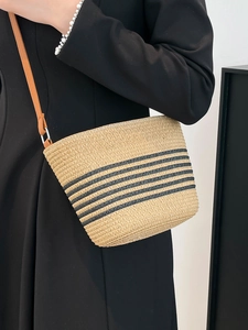 Sac seau en paille moderne avec rayures noires et bandoulière en cuir marron
