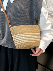 Sac seau en paille tissée avec rayures crème et bandoulière en cuir marron
