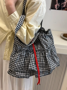 Sac fourre-tout minimaliste à carreaux noirs et blancs avec cordon rouge et volants