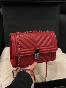 Sac bandoulière rouge matelassé en V avec boucle argentée et chaîne sur boîte cadeau