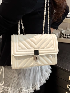Sac bandoulière matelassé blanc avec surpiqûres en V et chaîne argentée