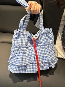 Sac fourre-tout à carreaux bleu et blanc avec volants étagés et liens rouges à serrer