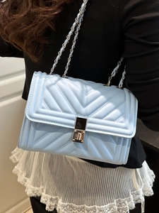 Sac bandoulière en cuir PU matelassé bleu clair avec fermoir rotatif argenté et chaîne