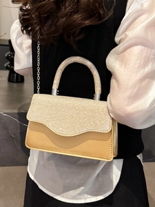 Sac à main de soirée étincelant en strass avec cuir beige et rabat à bords ondulés