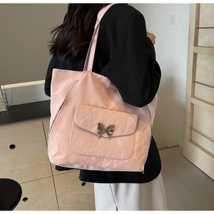 Detail of light pink tote bag with cloud texture leather and butterfly metal buckle