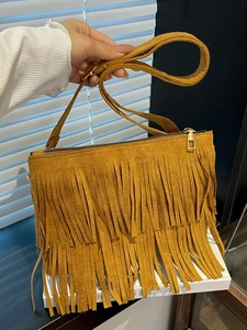 Sac à bandoulière bohème en daim moutarde avec longues franges et zip doré