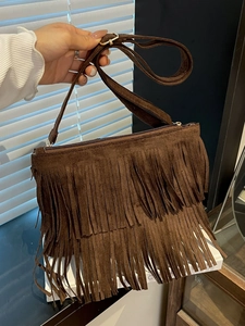 Sac bandoulière en daim marron avec franges bohèmes et bandoulière réglable en taille