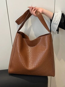Grand sac fourre-tout marron à texture tissée pour un usage quotidien minimaliste