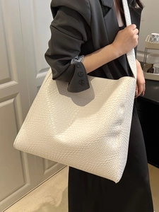 Grand sac cabas beige minimaliste avec texture tissée pour un style décontracté chic